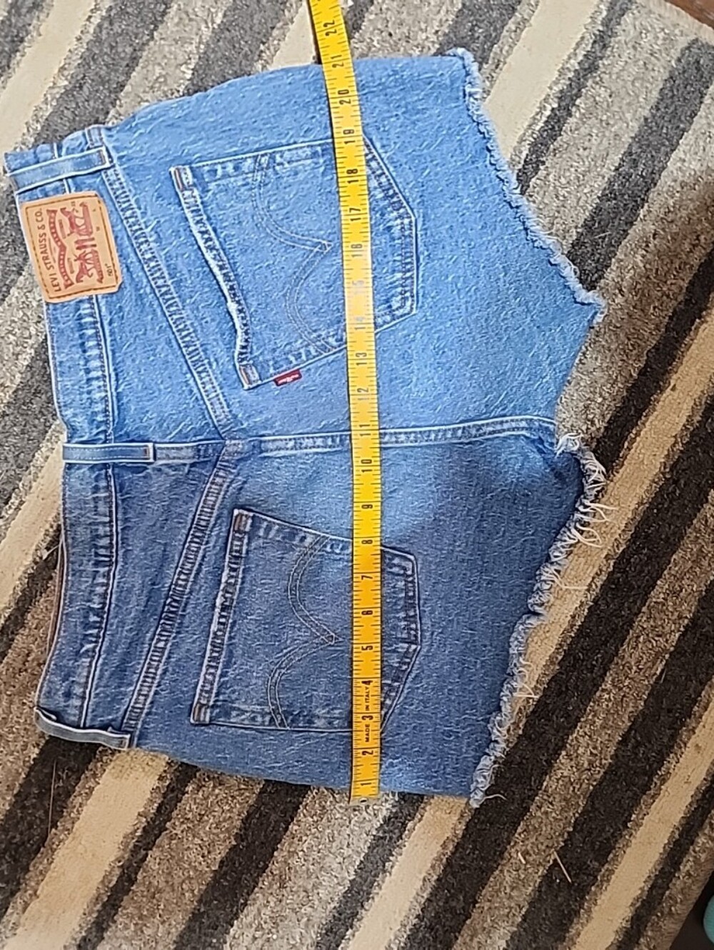 Levi's 501 Light Blue High-Rise Cutoff Denim Shorts. Size 32 Waist - Picture 9 of 9